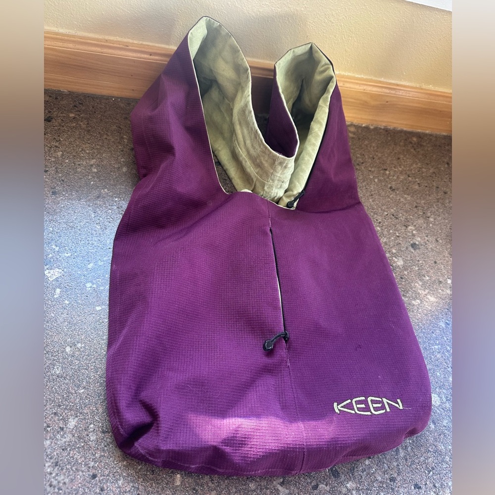 Keen Shoulder Sling Bag Reversible Zip Pockets Hiking Trail Reversible Packable